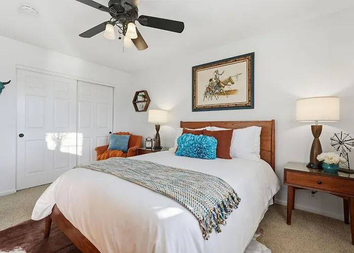 Paradise By The Pool- 4b Escape W Pool! Holiday home Glendale