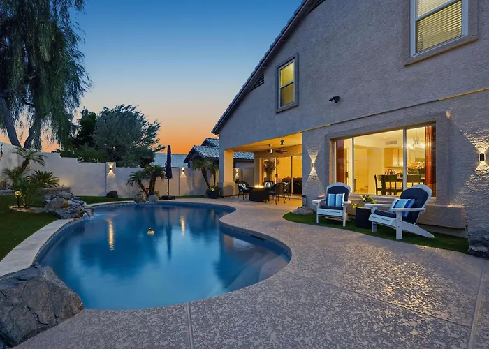 Holiday home Paradise By The Pool- 4b Escape W Pool!